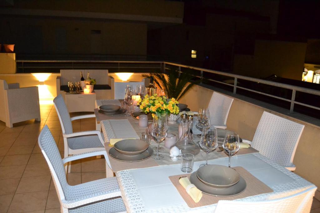 Napoje w obiekcie Roomy Apartment with Terrace & Parking
