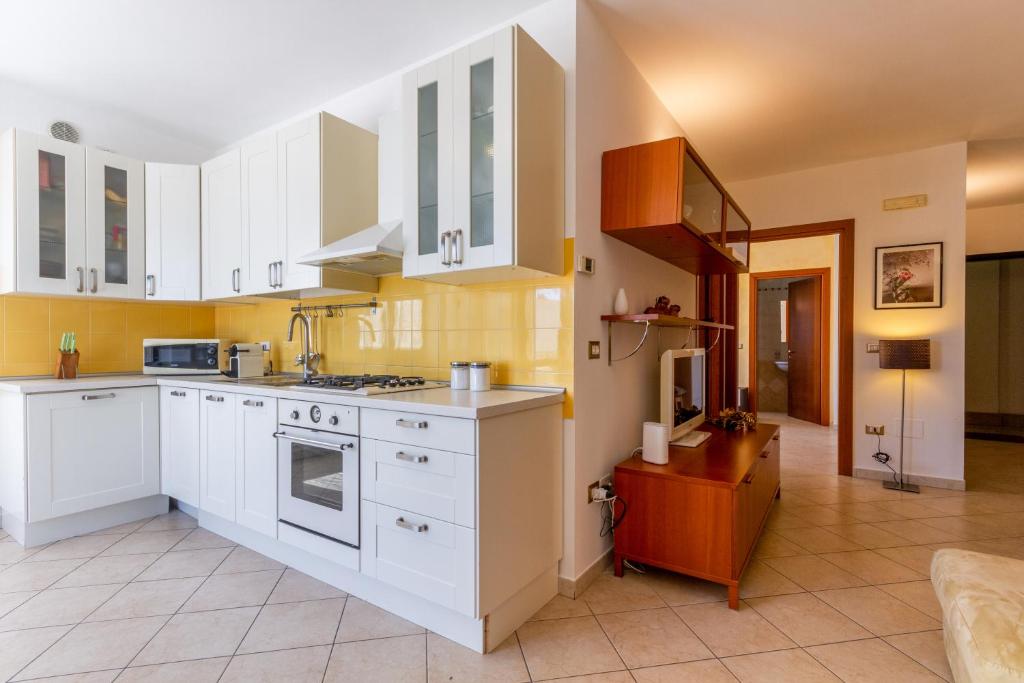 Kuchnia lub aneks kuchenny w obiekcie Roomy Apartment with Terrace & Parking