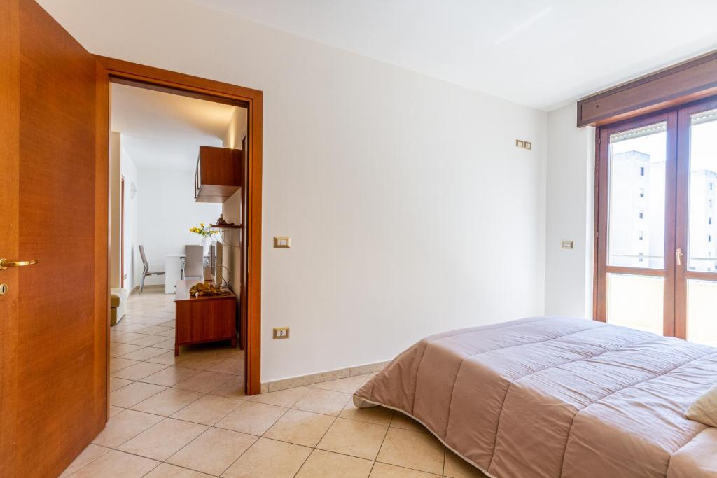 Łóżko lub łóżka w pokoju w obiekcie Roomy Apartment with Terrace & Parking