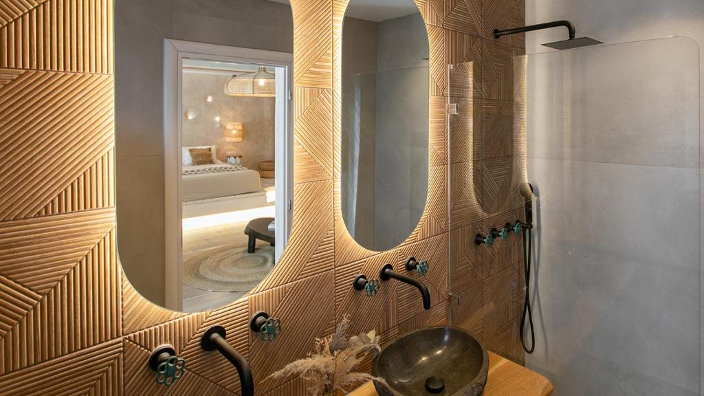 y baño con lavabo y espejo. en TERRA FOS NAXOS STUDIOS, en Naxos Chora