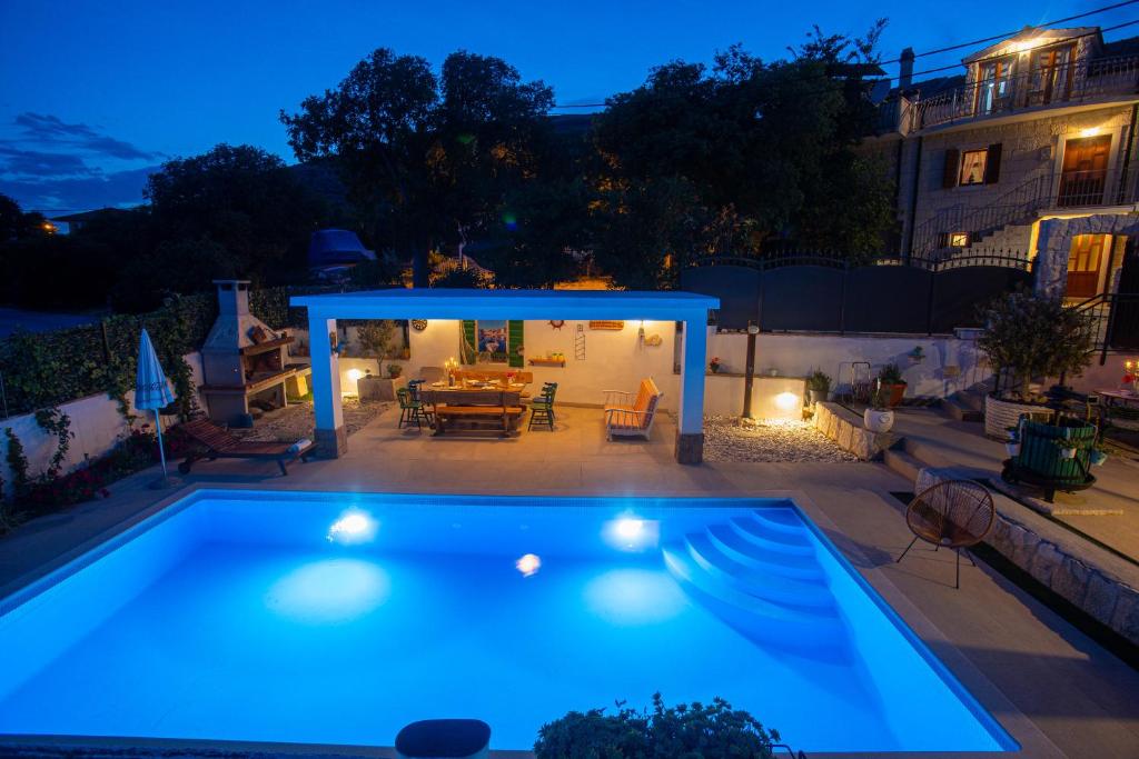 basen w ogrodzie w nocy w obiekcie Villa Marela with Heated Swimming Pool w Trogirze