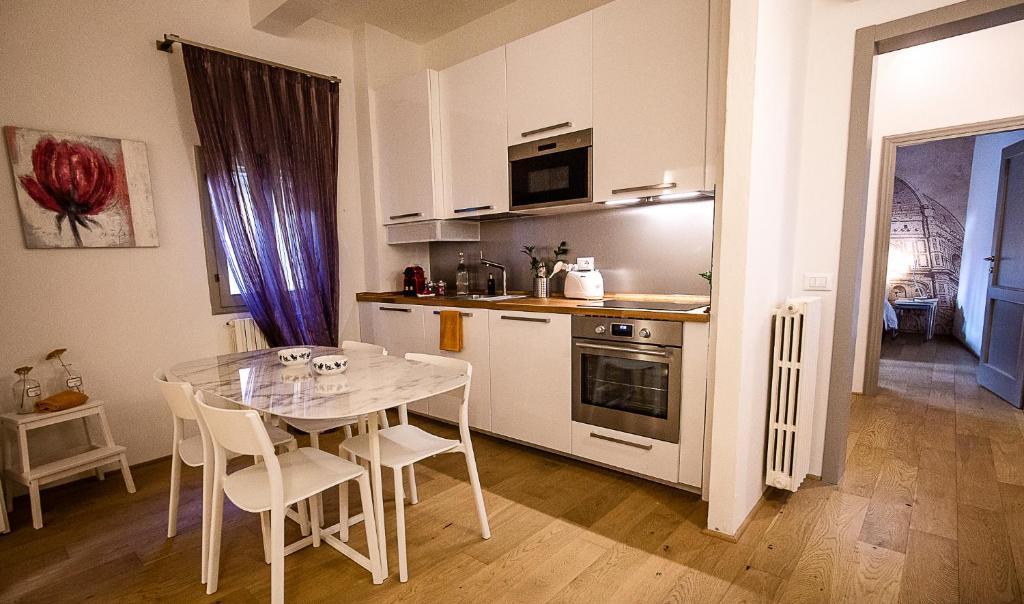 A kitchen or kitchenette at Acacia Firenze - Girasole