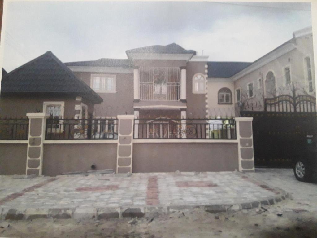 uma casa a ser construída com escadas à sua frente em FOA Residence em Warri