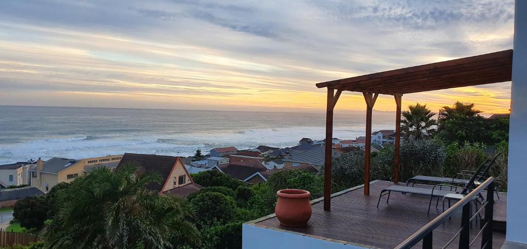 - Balcón de casa con vistas al océano en Beachview Guest Suites Port Elizabeth, en Beach View
