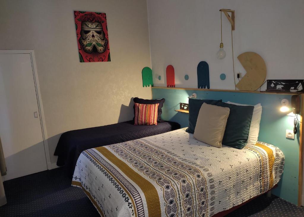 - une chambre avec un lit dans l&#39;établissement Hôtel Confort 09 ou HC-09, à Tarascon-sur-Ariège