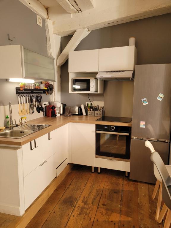 Kuchyňa alebo kuchynka v ubytovaní APPARTEMENT CHIC EN HYPER CENTRE DE VANNES