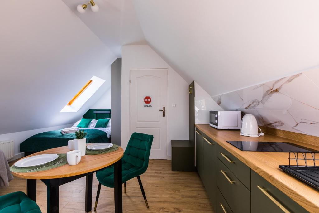 Kuchyňa alebo kuchynka v ubytovaní Apartamenty Krupówki 48B