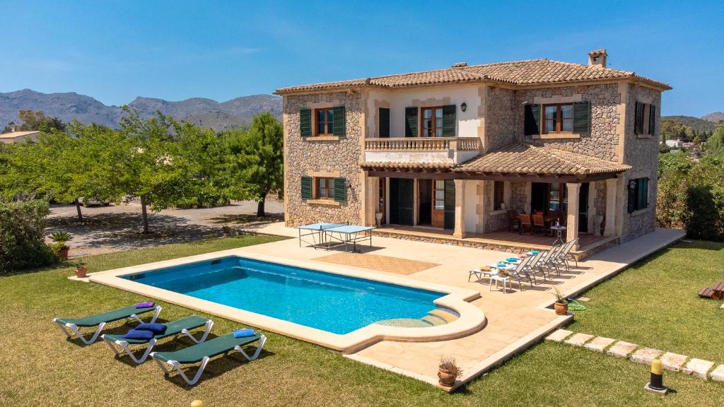 Villa can Canaveret By homevillas360 veya yakınında bir havuz manzarası