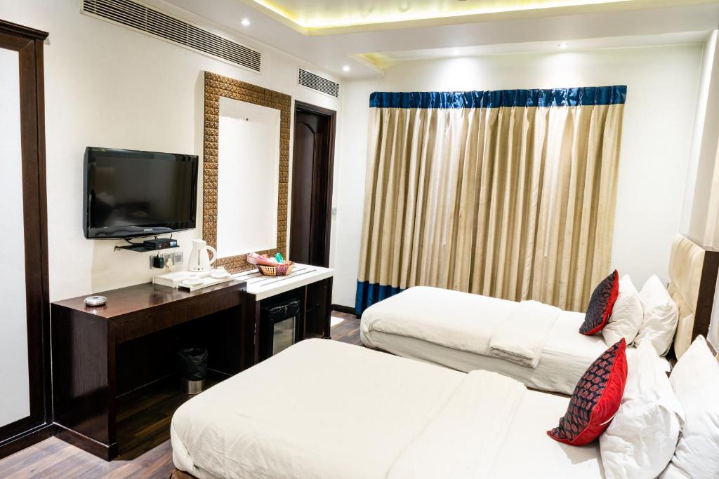 TV a/nebo společenská místnost v ubytování Hotel Grand Godwin Near New Delhi Railway Station