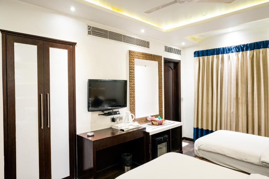 TV a/nebo společenská místnost v ubytování Hotel Grand Godwin Near New Delhi Railway Station