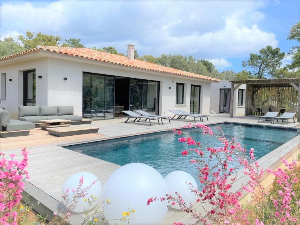 willa z basenem i domem w obiekcie Villa Ribba w mieście San-Gavino-di-Carbini
