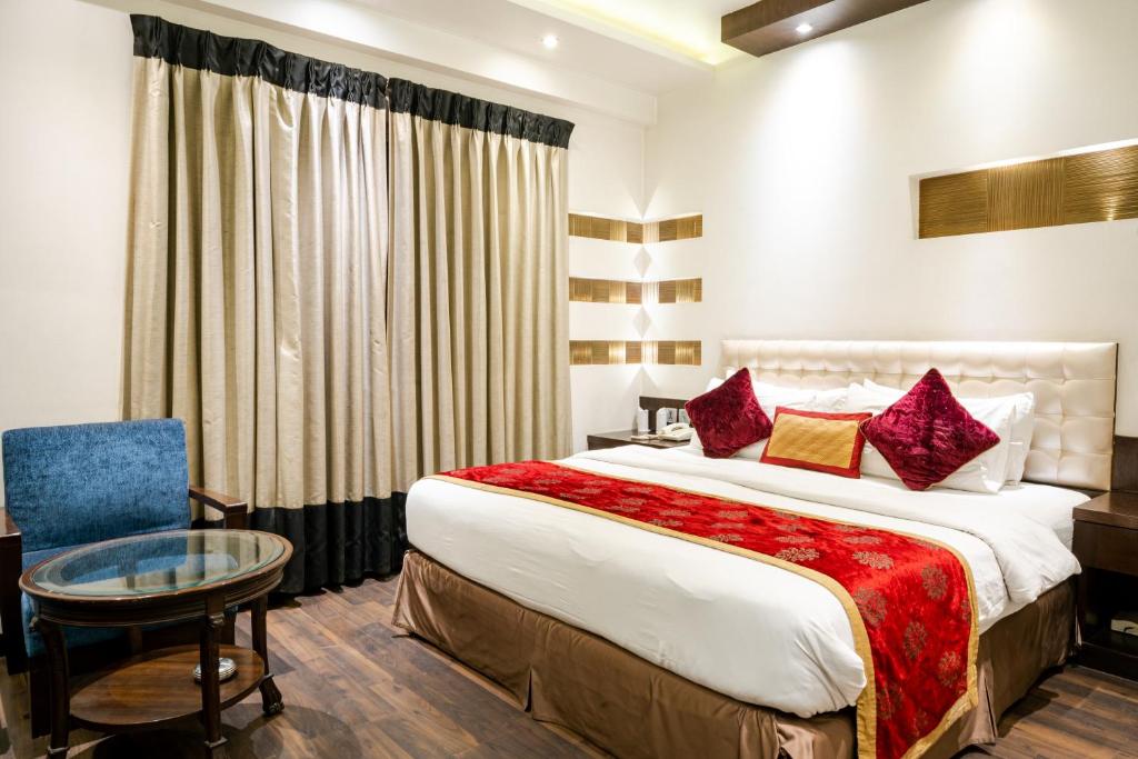 Postel nebo postele na pokoji v ubytování Hotel Grand Godwin Near New Delhi Railway Station
