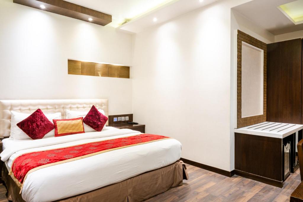 Postel nebo postele na pokoji v ubytování Hotel Grand Godwin Near New Delhi Railway Station