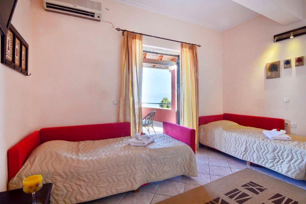Postel nebo postele na pokoji v ubytování Chrismos Luxury Suites Apraos Corfu