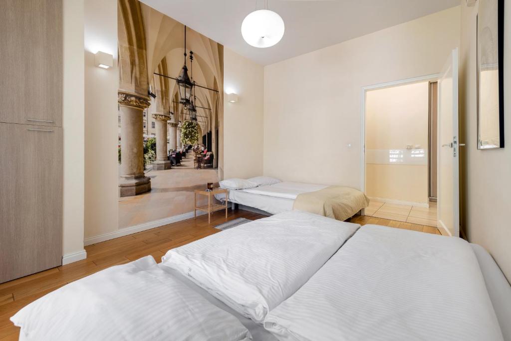 Postel nebo postele na pokoji v ubytování Królewska Apartments