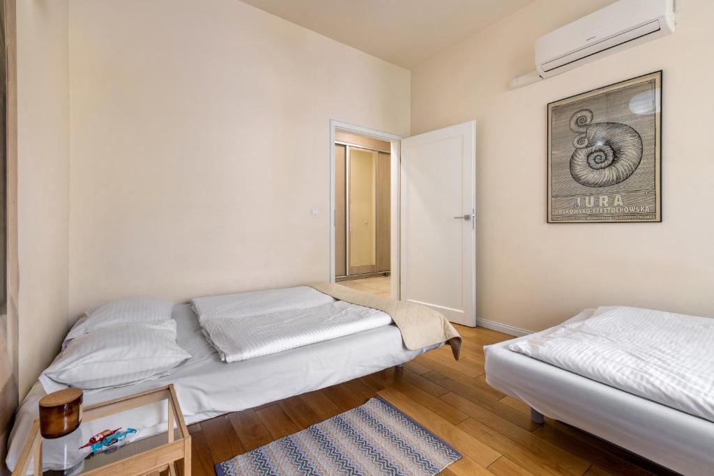 Postel nebo postele na pokoji v ubytování Królewska Apartments