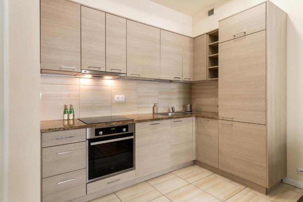 Kuchyň nebo kuchyňský kout v ubytování Królewska Apartments