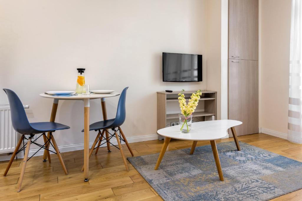 TV a/nebo společenská místnost v ubytování Królewska Apartments