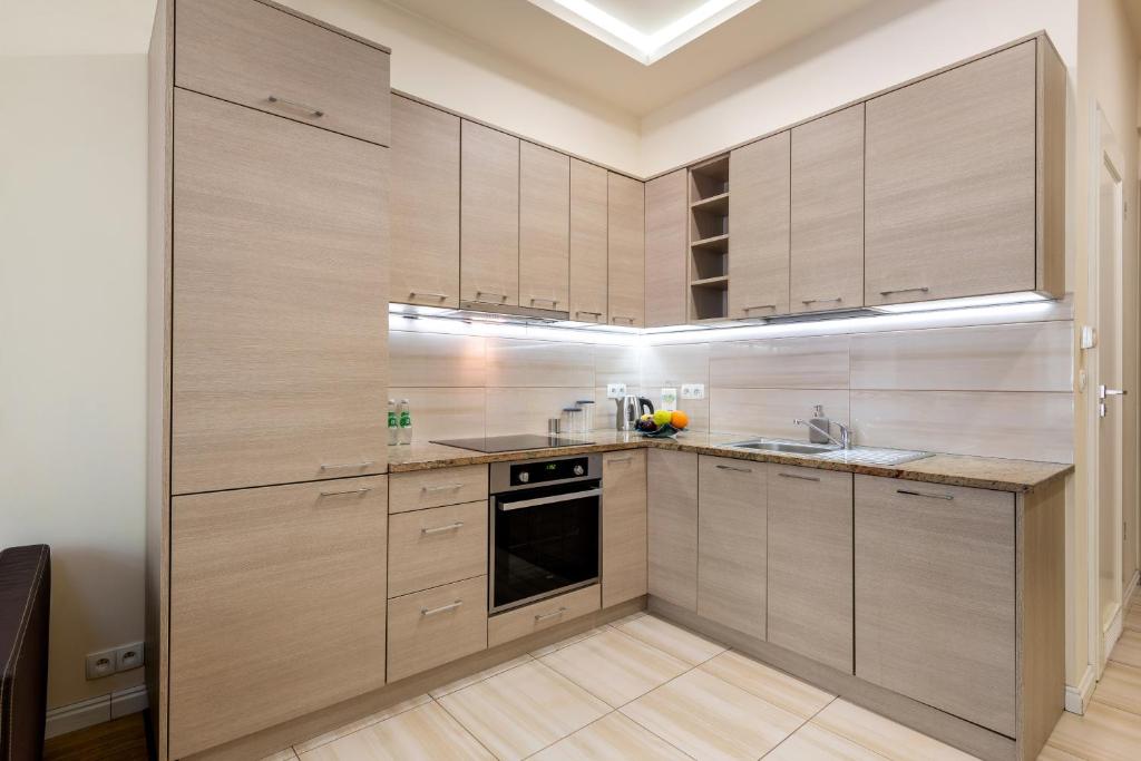Kuchyň nebo kuchyňský kout v ubytování Królewska Apartments