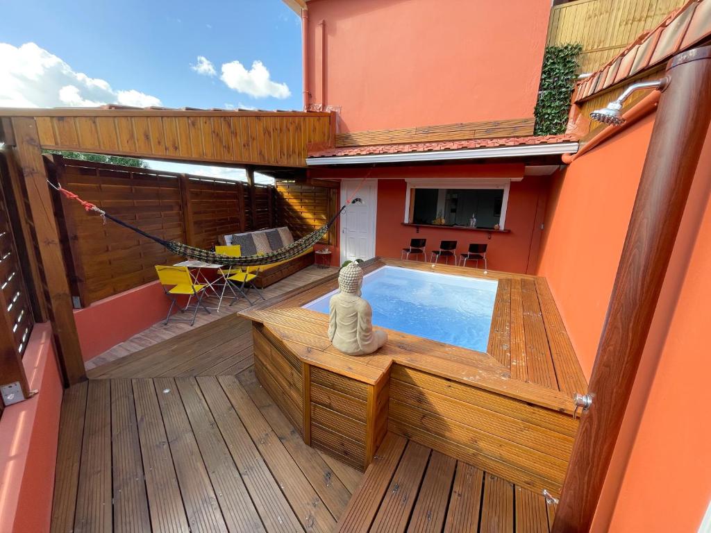 Cette maison dispose d'un balcon avec un bain à remous. dans l'établissement Chez Rey, à Médecin