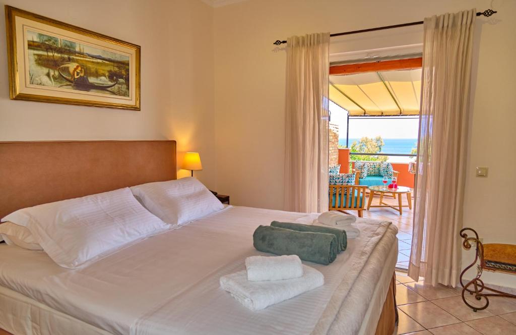 Postel nebo postele na pokoji v ubytování Chrismos Luxury Suites Apraos Corfu