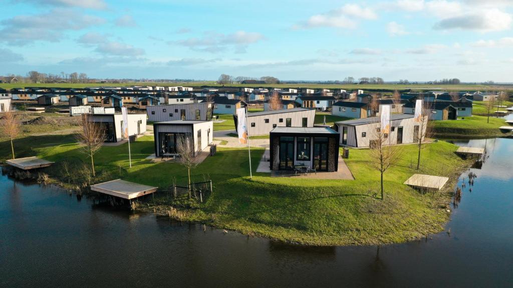 un petit village sur une île dans l'eau dans l'établissement EuroParcs De IJssel Eilanden, à Kampen