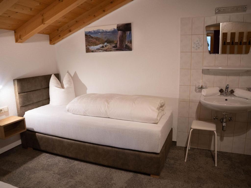 Posteľ alebo postele v izbe v ubytovaní Apartment Erna by Interhome