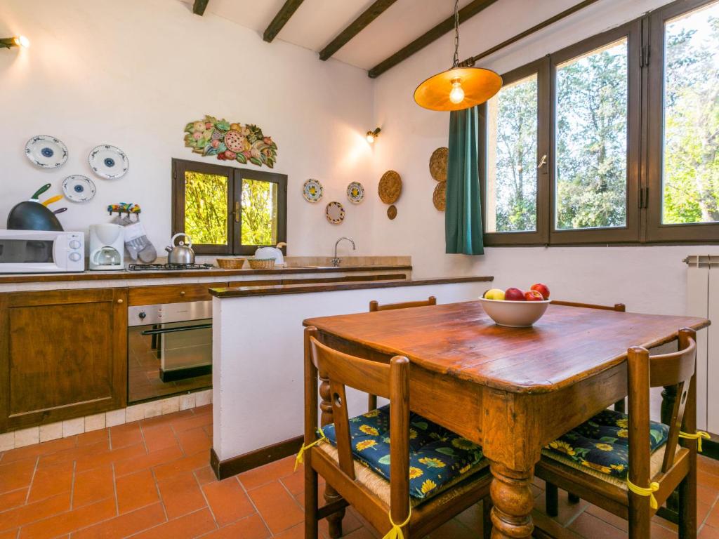 Kuchnia lub aneks kuchenny w obiekcie Holiday Home Bardeggiano - Caterina 8 - COL243 by Interhome