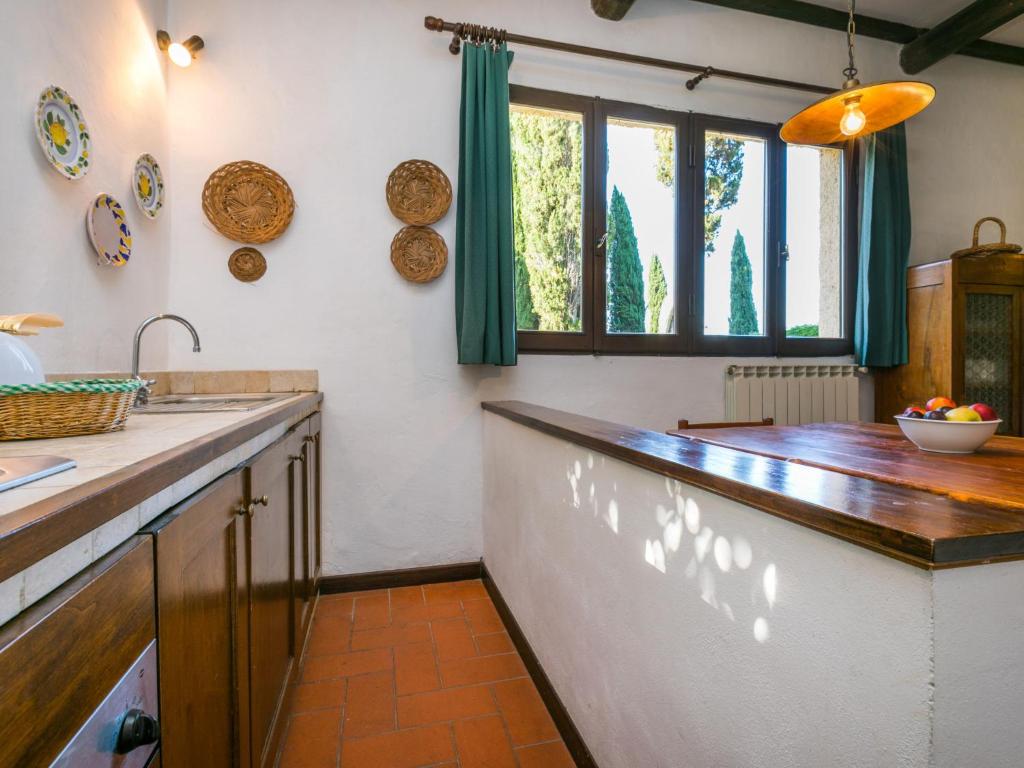 Kuchnia lub aneks kuchenny w obiekcie Holiday Home Bardeggiano - Caterina 8 - COL243 by Interhome
