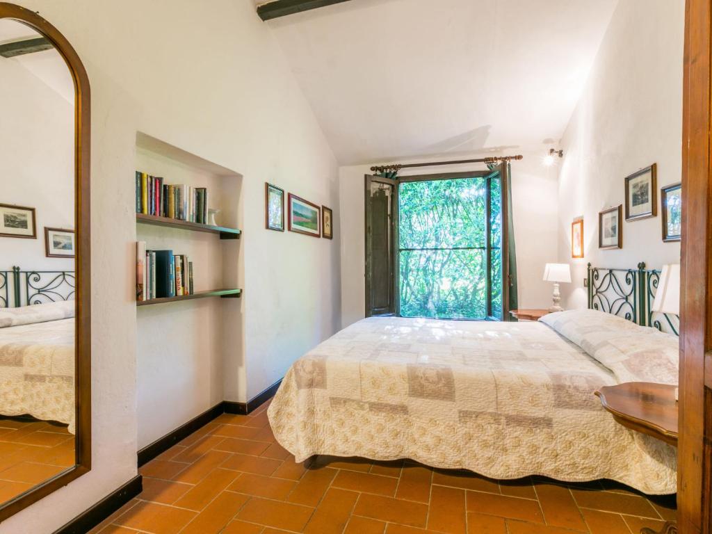 Łóżko lub łóżka w pokoju w obiekcie Holiday Home Bardeggiano - Caterina 8 - COL243 by Interhome