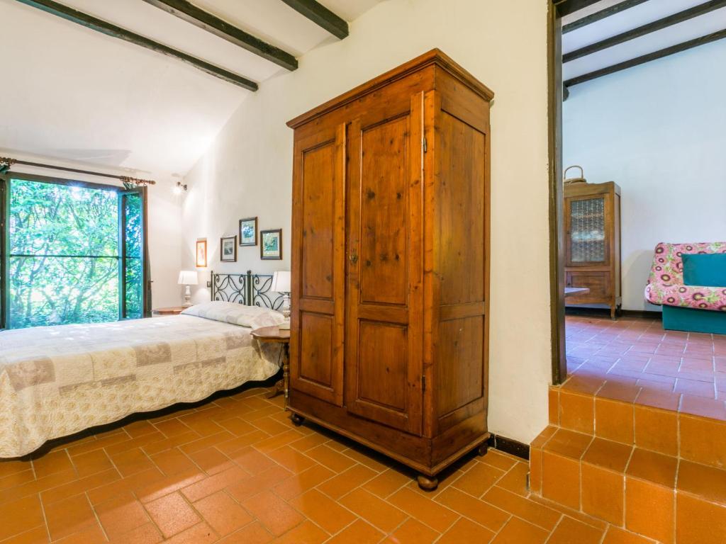 Łóżko lub łóżka w pokoju w obiekcie Holiday Home Bardeggiano - Caterina 8 - COL243 by Interhome