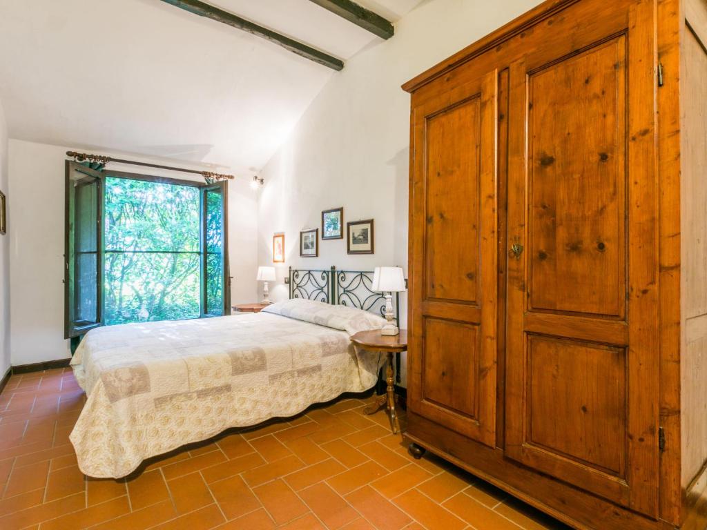 Łóżko lub łóżka w pokoju w obiekcie Holiday Home Bardeggiano - Caterina 8 - COL243 by Interhome