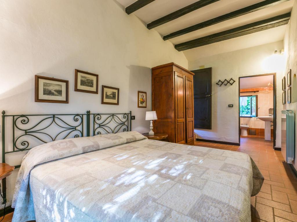 Łóżko lub łóżka w pokoju w obiekcie Holiday Home Bardeggiano - Caterina 8 - COL243 by Interhome