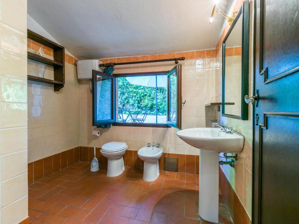 Łazienka w obiekcie Holiday Home Bardeggiano - Caterina 8 - COL243 by Interhome