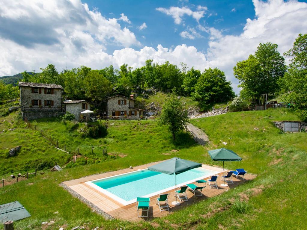 una vista aérea de una piscina en un campo verde en Holiday Home Paradiso I by Interhome, en Bolognana