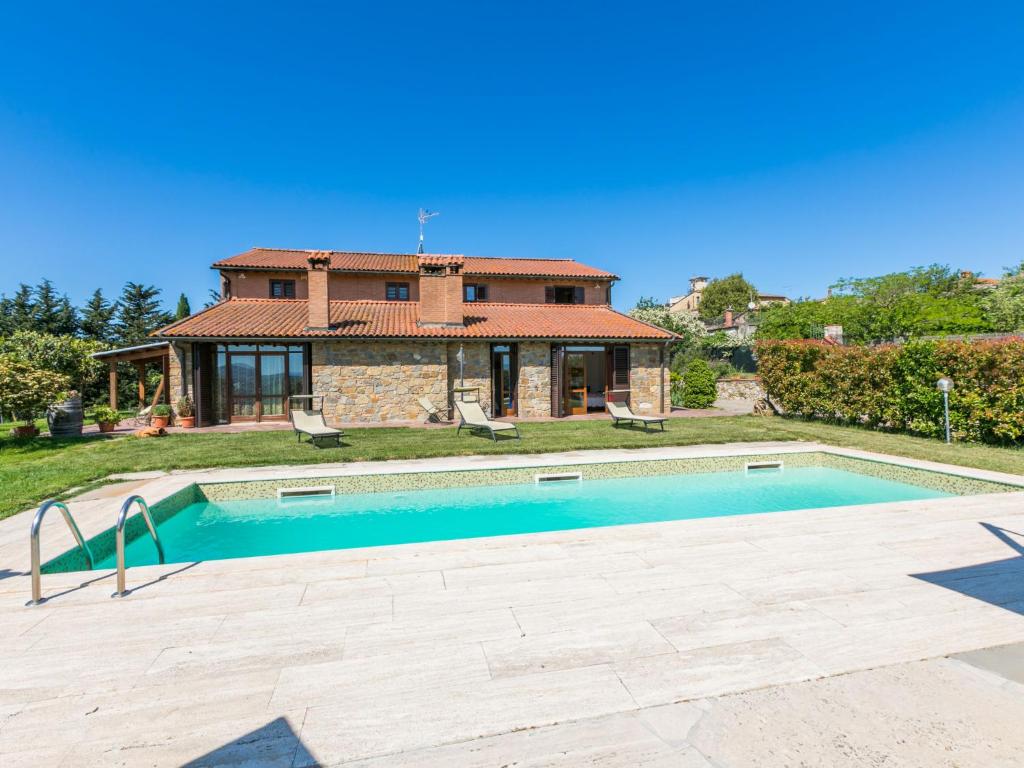 Villa con piscina frente a una casa en Holiday Home Metallo by Interhome, en Colle Val D'Elsa