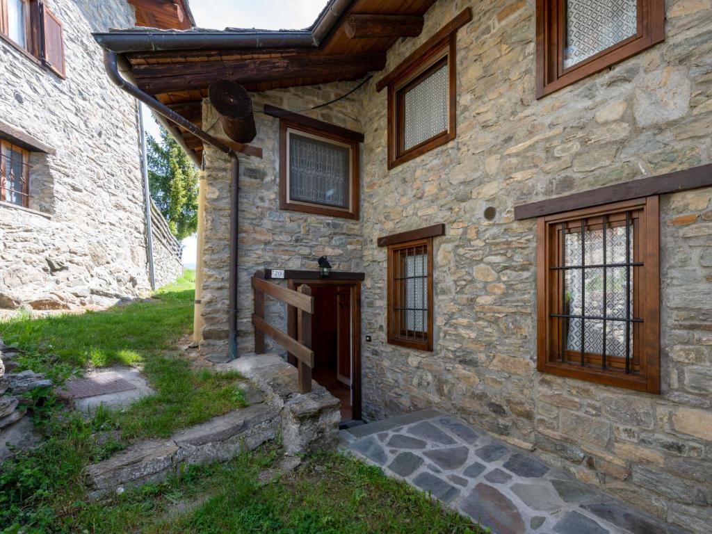 une maison en pierre avec une porte et des fenêtres en bois dans l'établissement Apartment Remondet 20 by Interhome, à Sarre
