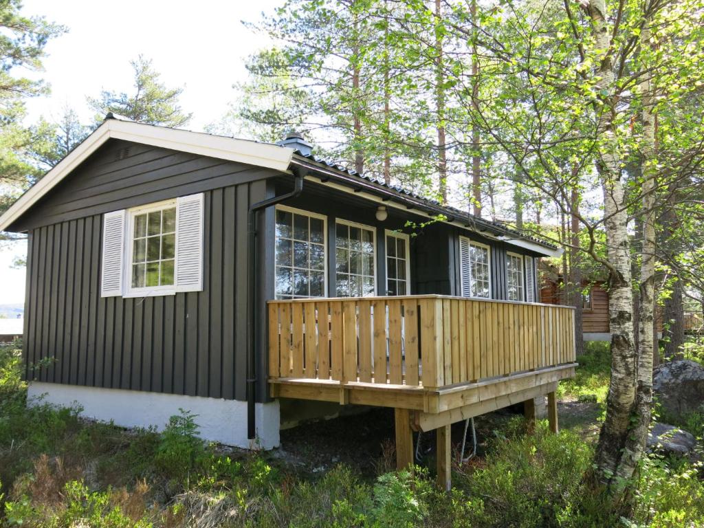 una casetta con portico e terrazza di Chalet Trygvebu - SOW057 by Interhome a Øyuvstad