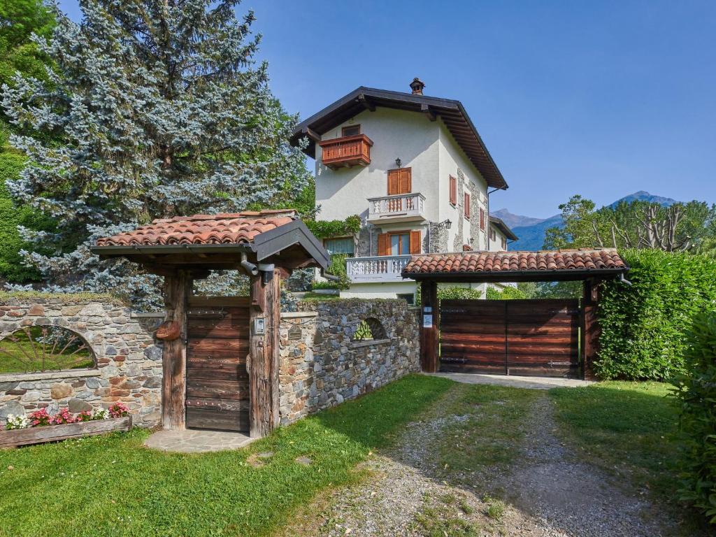 ein Haus mit einem Tor und einer Garage in der Unterkunft Holiday Home Letizia by Interhome in Cresciasca