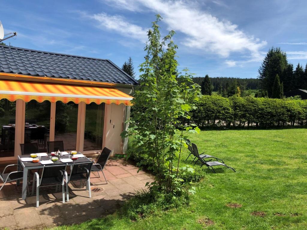 eine Terrasse mit einem Tisch und Stühlen im Hof in der Unterkunft Holiday Home Mimi by Interhome in Schönwald