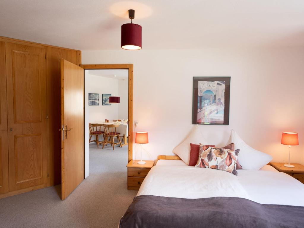 Un pat sau paturi într-o cameră la Apartment Chesa Pra d`Sura 217-10 by Interhome