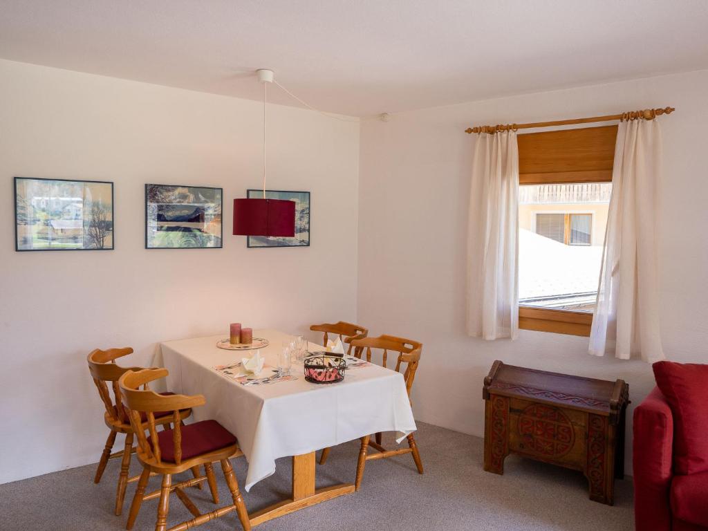 TV a/nebo společenská místnost v ubytování Apartment Chesa Pra d`Sura 217-10 by Interhome