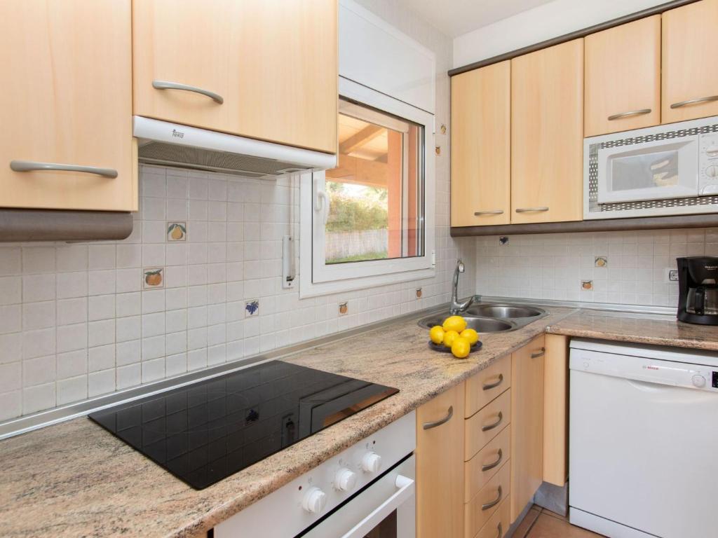 Kuchyň nebo kuchyňský kout v ubytování Holiday Home Montverde by Interhome