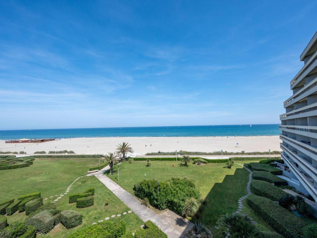 une vue sur la plage depuis le balcon d'un immeuble dans l'établissement Apartment Le Beaupré-20 by Interhome, à Canet