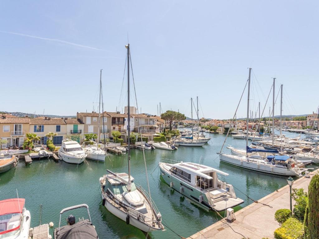 Un montón de barcos están atracados en un puerto deportivo. en Apartment Rue de l'Amarrage by Interhome, en Grimaud