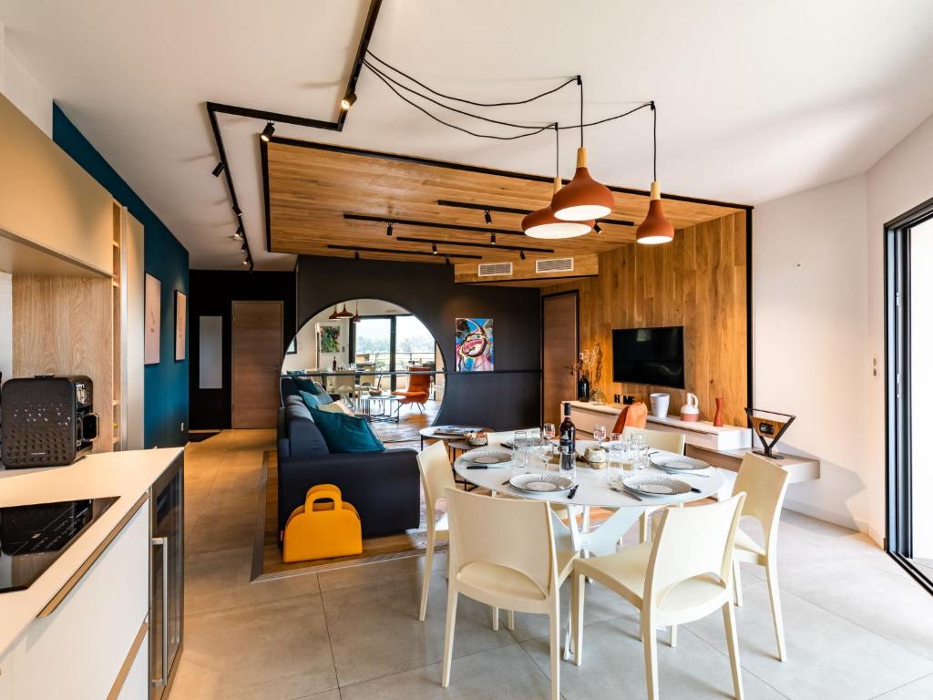une salle à manger et une cuisine avec une table et des chaises dans l'établissement Apartment Stanatura-1 by Interhome, à Porto-Vecchio