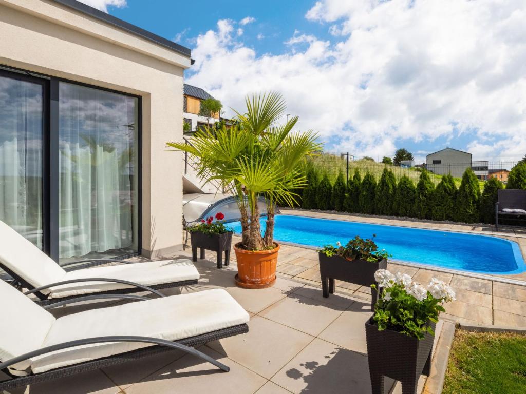 Bazén v ubytování Apartment Lány by Interhome nebo v jeho okolí