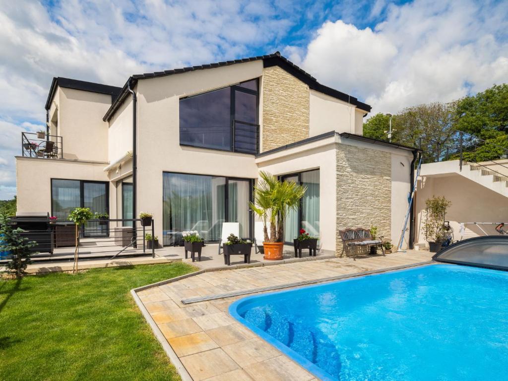 Bazén v ubytování Apartment Lány by Interhome nebo v jeho okolí