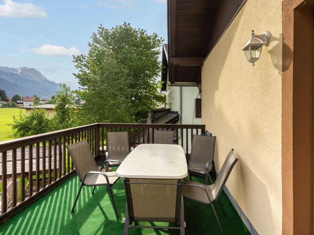 um pátio com uma mesa e cadeiras numa varanda em Holiday Home Marion by Interhome em Saalfelden am Steinernen Meer