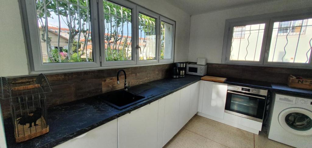 Kuchyňa alebo kuchynka v ubytovaní VILLA MAGALI